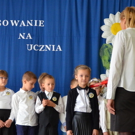 Zdjęcie z galerii: 2015-10-28; PASOWANIE NA UCZNIA W KISZKOWIE