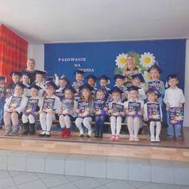 Zdjęcie z galerii: 2015-10-28; PASOWANIE NA UCZNIA W KISZKOWIE