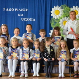 Zdjęcie z galerii: 2015-10-28; PASOWANIE NA UCZNIA W KISZKOWIE