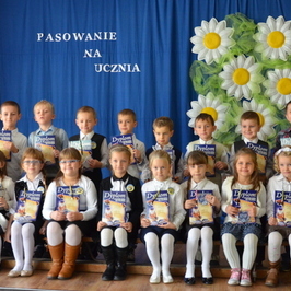 Zdjęcie z galerii: 2015-10-28; PASOWANIE NA UCZNIA W KISZKOWIE